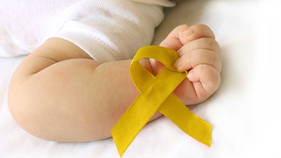 Baby mit goldener Schleife © Shutterstock