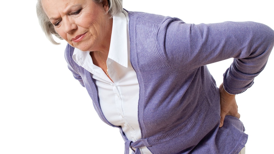 Frau mit Rückenschmerzen © Shutterstock