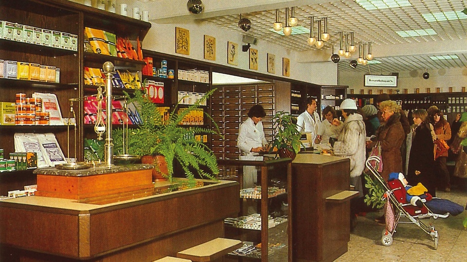 St.-Anna-Apotheke in der Großfeldsiedlung in Wien 1984 © Klinger Apothekenbau