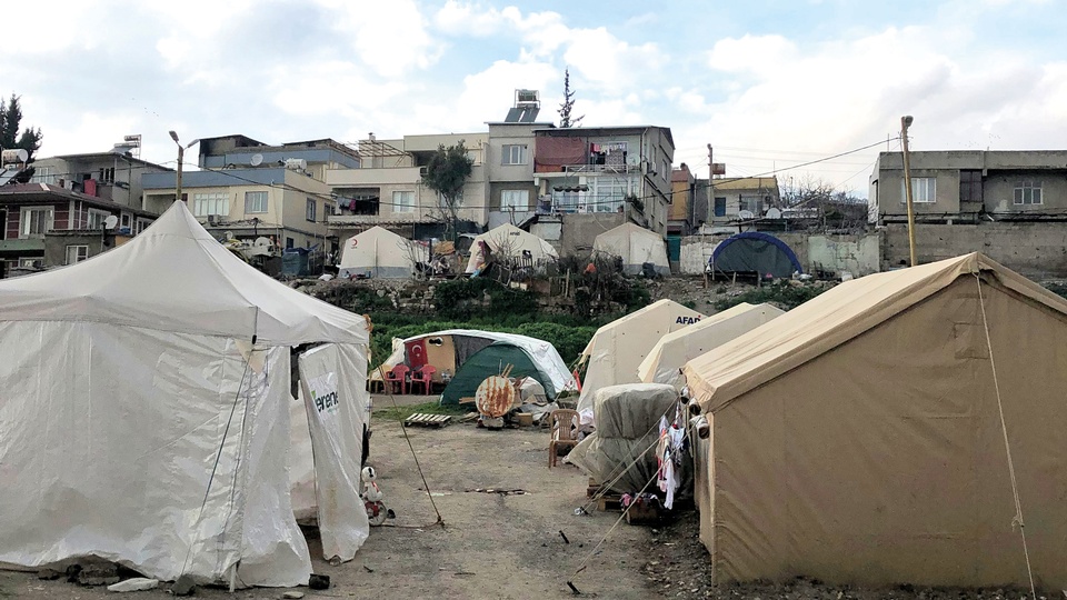Ein Zeltlager in Kahramanmaraş: hier sind noch  keine Container angekommen und die Menschen leben in teils schlecht ausgestatteten Zelten. © beigestellt