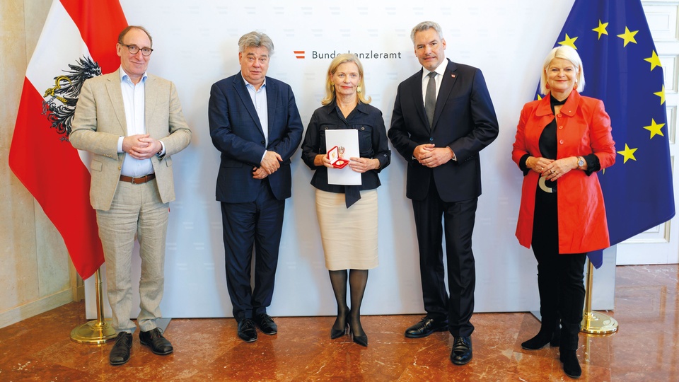 Gesundheitsminister Johannes Rauch, Vizekanzler Werner Kogler, Apothekerkammer-Präsidentin Ulrike Mursch-Edlmayr, Bundeskanzler Karl Nehammer und Verteidigungsministerin Klaudia Tanner. © BKA