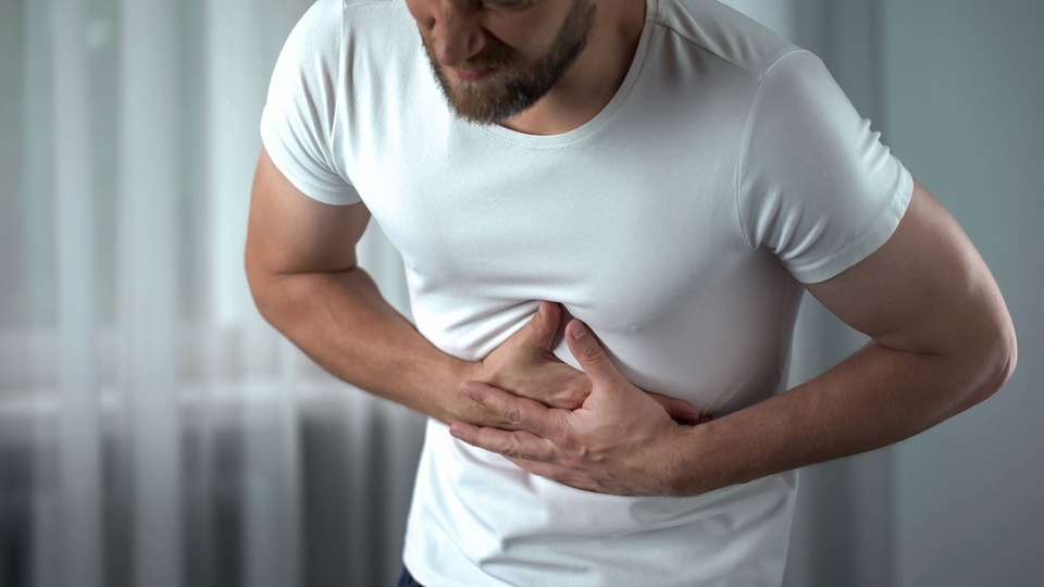 Mann mit Bauchschmerzen © Shutterstock