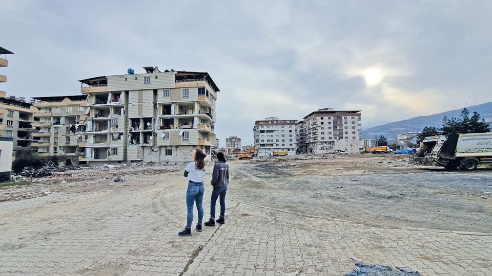 Luise und ich blicken auf die zerstörten Wohngebäude in Nurdağı. © beigestellt