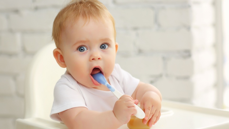Baby mit Löffel © Shutterstock