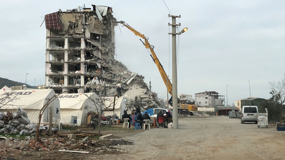 Zelte und Familien vor den zerstörten Gebäuden in Nurdağı. © beigestellt