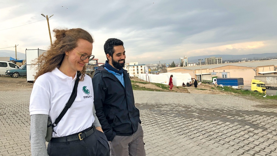 Ahmad Allababidi und ich im Austausch über mögliche Langzeitprojekte. © beigestellt