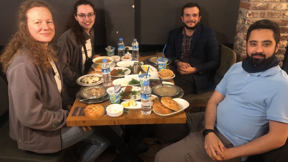 Ausklang eines langen Tages beim gemeinsamen Abendessen in einem türkischen Restaurant, von rechts nach links: Ahmad Allababidi, Mohammad Hassan Idlebi, Luise Marenbach © beigestellt