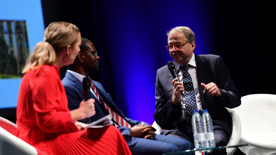 Dr. Catherine Duggan, CEO FIP, Dr. Luther Gwaza und Dr. med. Jens Gobrecht (von links nach rechts) © FIP congress