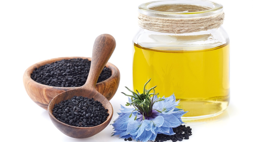 Schwarzkümmelöl vermindert die Produktion entzündlicher Botenstoffe, ohne das Immunsystem zu unterdrücken. © Shutterstock