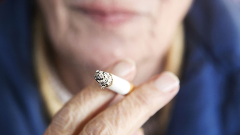 Aktuelle oder ehemalige Raucher:innen sollten JAK-Inhibitoren nur mangels Behandlungsalternativen einnehmen. © Shutterstock