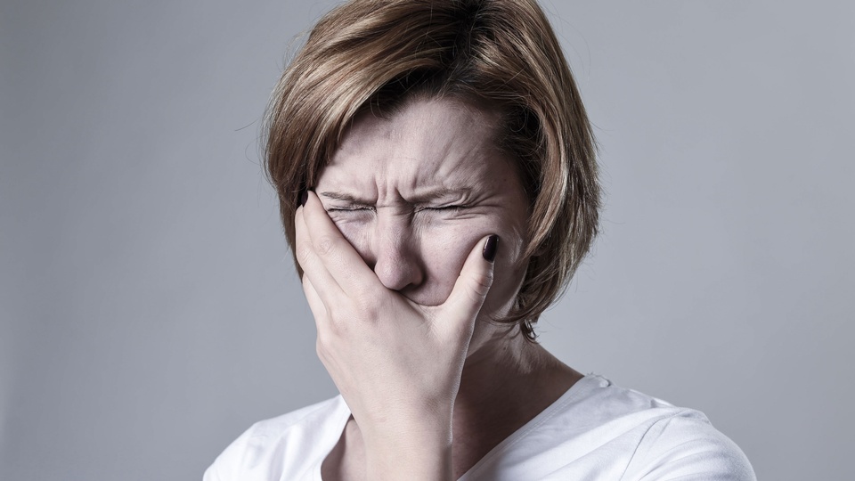 Frau mit Schmerzen im Gesicht © Shutterstock