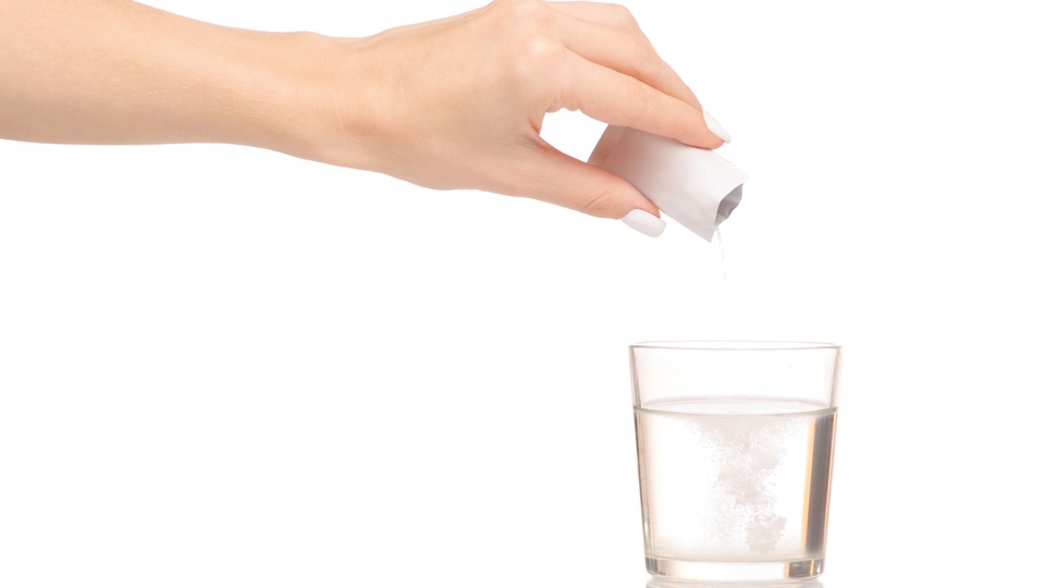 Das gelöste Granulat sollte unverzüglich auf leeren Magen getrunken werden. © Shutterstock