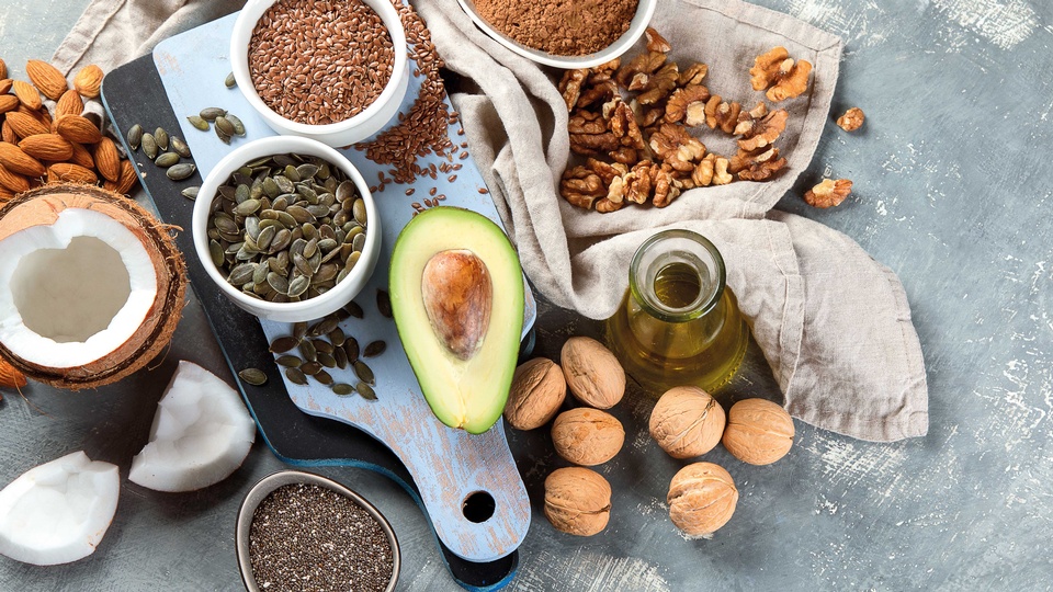 Hochwertige Fette, wie sie in Nüssen, Samen, Avocados oder kaltgepressten Pflanzenölen enthalten sind, sind die Hauptenergiequelle bei der ketogenen Ernährung. © Shutterstock