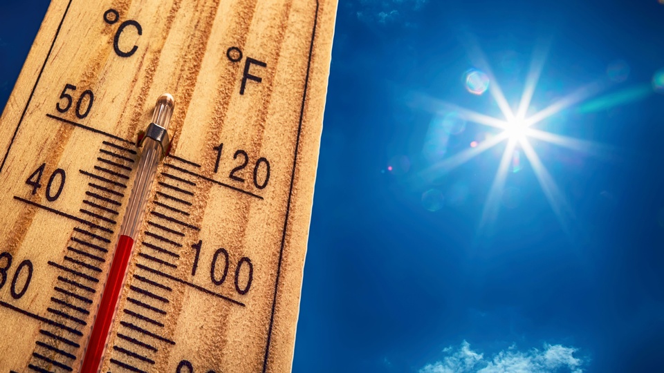 Thermometer zeig hohe Temperaturen an © Shutterstock