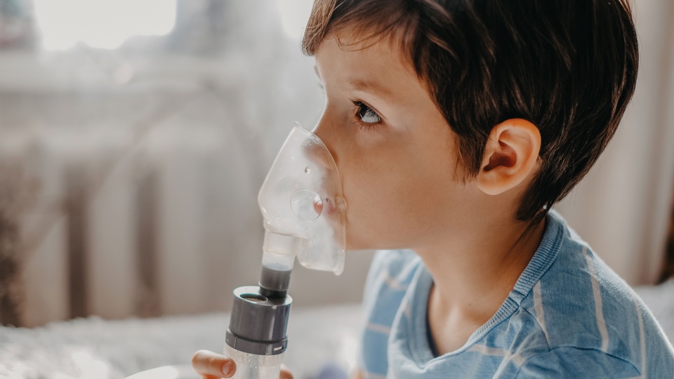 Der zähe Schleim in der Lunge verursacht chronischen Husten, Atemnot und wiederkehrende Infekte. © Shutterstock