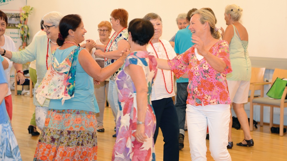 Wöchentliches Tanzen fördert nicht nur Bewegungskompetenzen, sondern stärkt auch die wichtigen sozialen Kontakte im Seniorenalter. © Karl Hömstreit