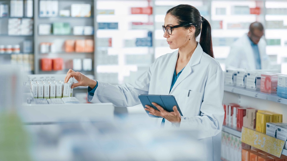 Apothekerin greift nach Medikamenten  © Shutterstock