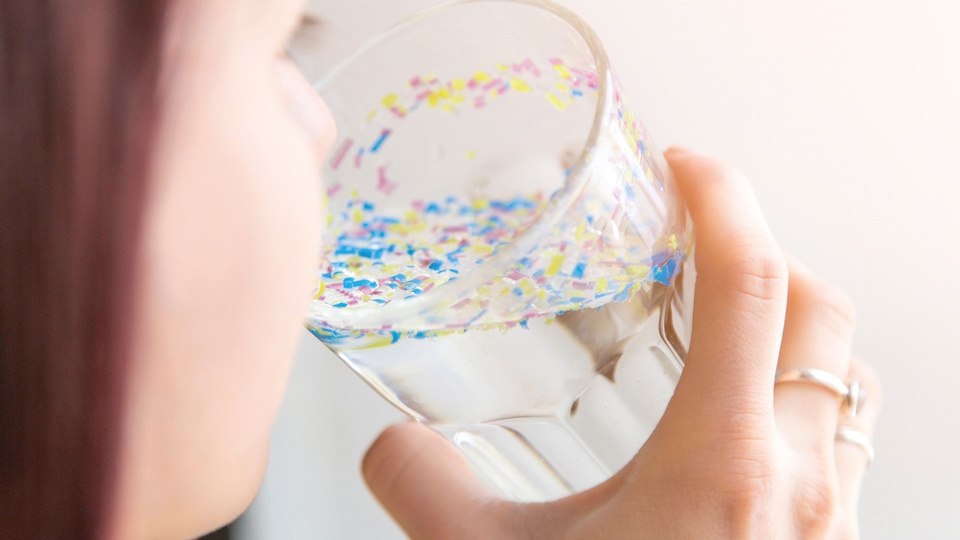 Mikroplastik in Glas Wasser &copy; Shutterstock