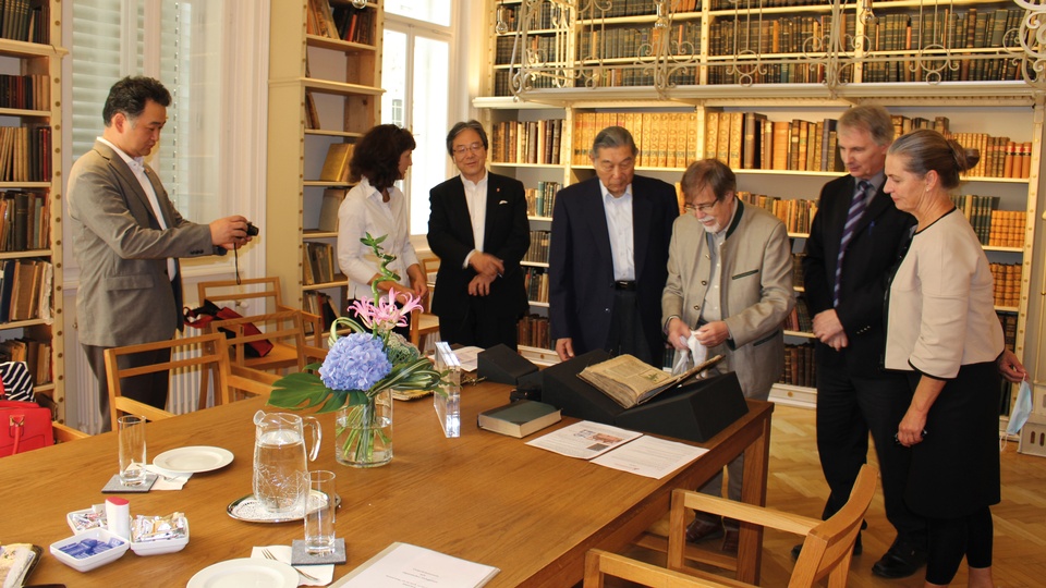 Kolleginnen und Kollegen der Universität Niigata, angeführt von Professor Dr. Kimiyo Terada, in der Bibliothek der Österreichischen Apothekerkammer (2018). © Beigestellt