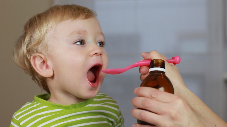 Kind mit Arznei © Shutterstock