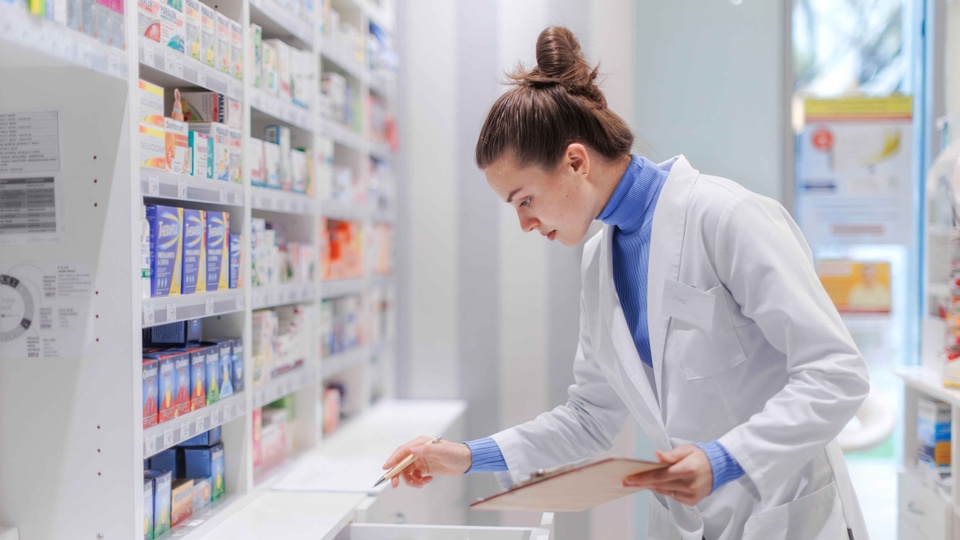 Apothekerin sucht nach Medikamenten  © Shutterstock