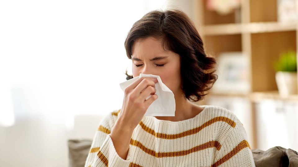 Frau putzt sich die Nase © Shutterstock