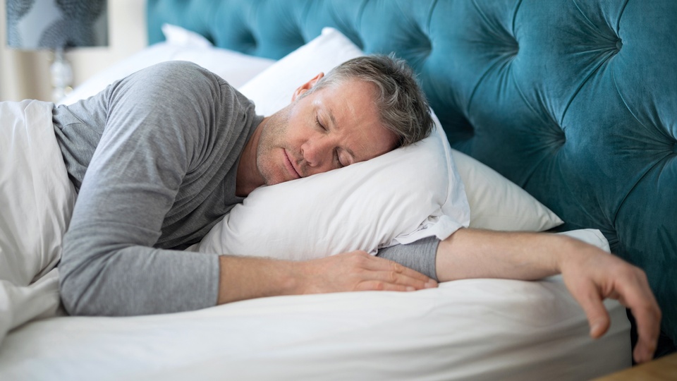 Ein schlafender Mann © Shutterstock