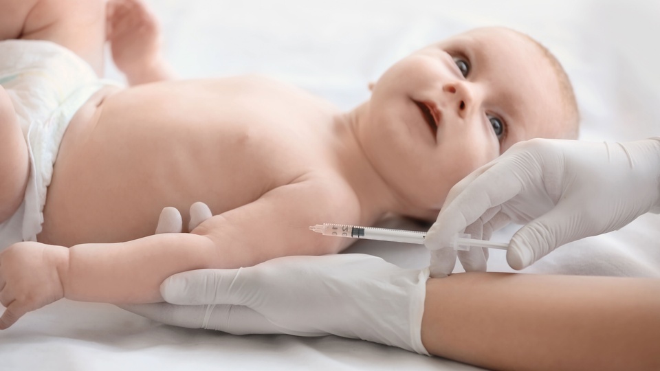 Die Kinderimpfung gegen Pneumokokken ist bis zum vollendeten 2. Lebensjahr kostenfrei. Geimpft werden sollte im 3., 5. und 12.–14. Lebensmonat. © Shutterstock