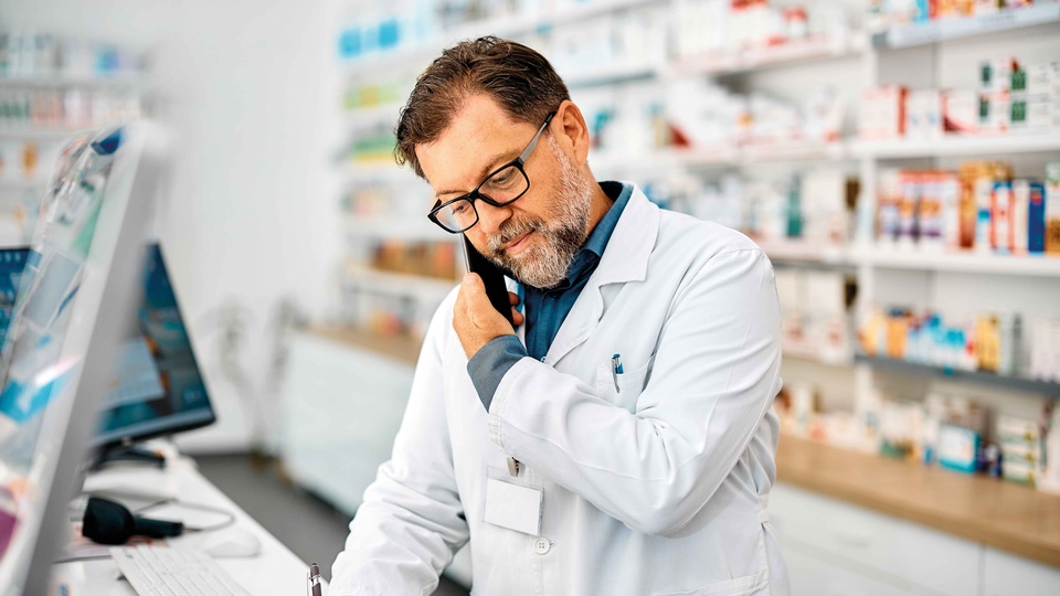 Ein Großteil der Anrufe kommt aus Apotheken; u. a., um Alternativen bei Nichtlieferbarkeit von Arzneimitteln zu finden. © Shutterstock