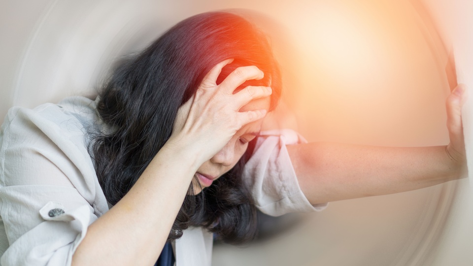 Frau mit Kopfschmerzen © Shutterstock