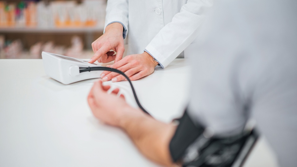 Die Blutdruckmessung in der Apotheke kann einen wesentlichen Beitrag leisten, um undiagnostizierte oder nicht korrekt eingestellte Hypertoniker:innen zu entdecken. © Shutterstock