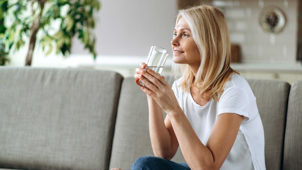 Frau mit Wasserglas © Shutterstock