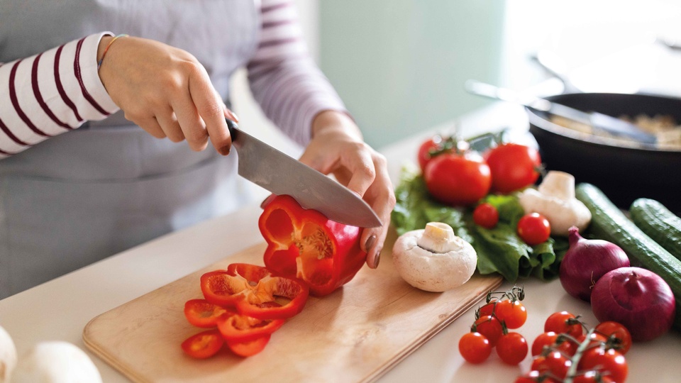 Frau schneidet Gemüse © Shutterstock
