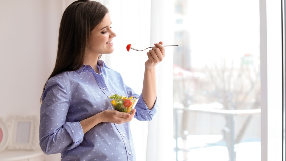 Schwangere Frau beim essen © Shutterstock