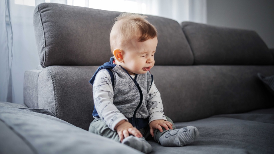Die aktualisierte Leitlinie zur Säuglingsernährung bezieht sich auf alle Kinder und legt ihren Schwerpunkt auf die großen allergischen Reaktionen, u. a. auf allergische Rhinokonjunktivitis. © Shutterstock