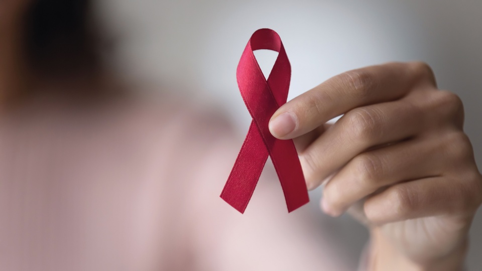 Italien setzt einen bedeutenden Schritt im Kampf gegen HIV und AIDS: Die HIV-Postexpositionsprophylaxe wird künftig allen, die sie benötigen, kostenfrei zur Verfügung stehen. © Shutterstock