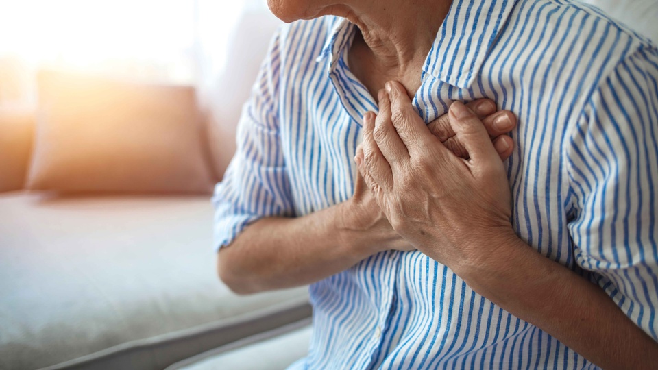 Angina-pectoris-Beschwerden äußern sich durch anfallsartig auftretende Schmerzen und ein Engegefühl im Brustbereich – und in den meisten Fällen sind sie das erste Anzeichen einer koronaren Herzkrankheit. © Shutterstock