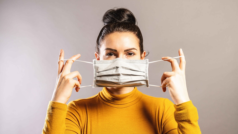 Frau mit Maske © Shutterstock