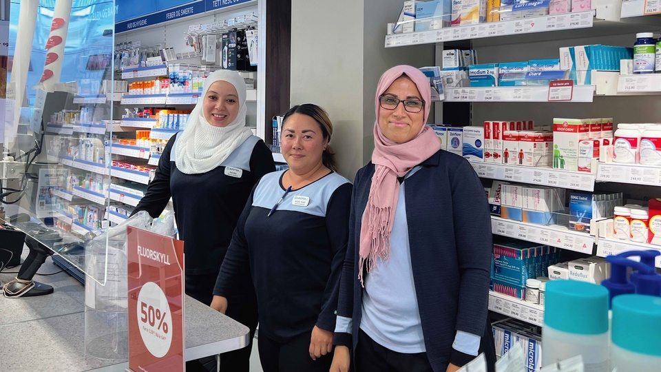 Das Multi-Kulti-Team rund um Apothekerin Nora al Kazaale (rechts) besteht aus Pharmazeuten,  Pharmazeutinnen und Apotekteknikern. Alle dürfen nach einer speziellen Schulung auch impfen. © Nora al Kazaale
