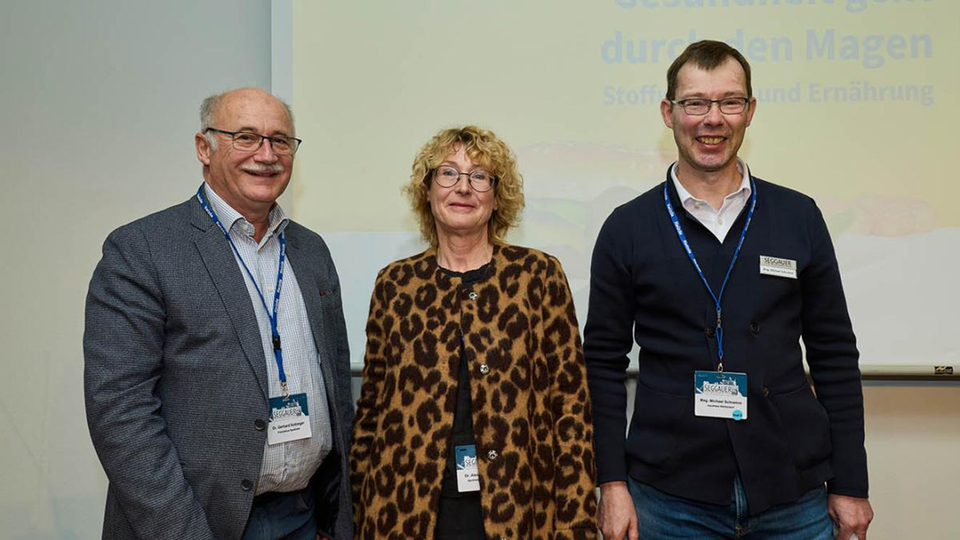 V. l. n. r.: Mag. pharm. Dr. Gerhard Kobinger  und Mag. pharm. Dr. Alexandra Mandl moderierten  die diesjährige Veranstaltung, die von  Mag. pharm. Michael Schramm organisiert wurde. © Fiedler