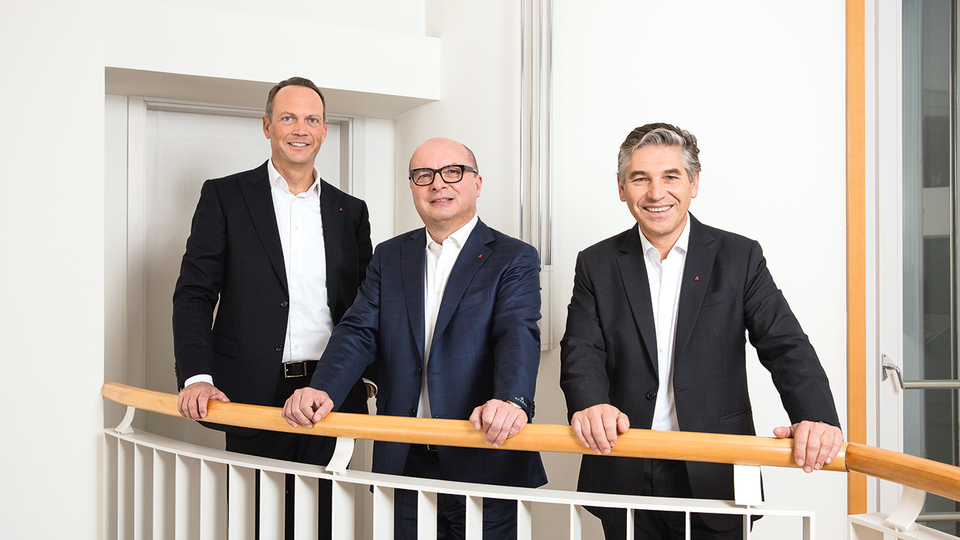 Das Pr&auml;sidium des &Ouml;sterreichischen Apothekerverbands mit Mag. pharm. Thomas W. Veitschegger (Pr&auml;sident, Mitte), Mag. pharm. Andreas Hoyer (1. Vizepr&auml;sident, re.) und Mag. pharm. Dr. Alexander Hartl (2. Vizepr&auml;sident, li.).   &copy; beigestellt