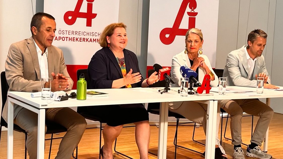 © APOverlag v.l.n.r.: Umweltmediziner Dr. Heinz Fuchsig, Bundesministerin Mag. Korinna Schumann, Apothekerkammer-Präsidentin Mag. pharm. Dr. Ulrike Mursch-Edlmayr mit Pressesprecher Jan Thies bei der Pressekonferenz im Apothekerhaus in Wien. © APOverlag