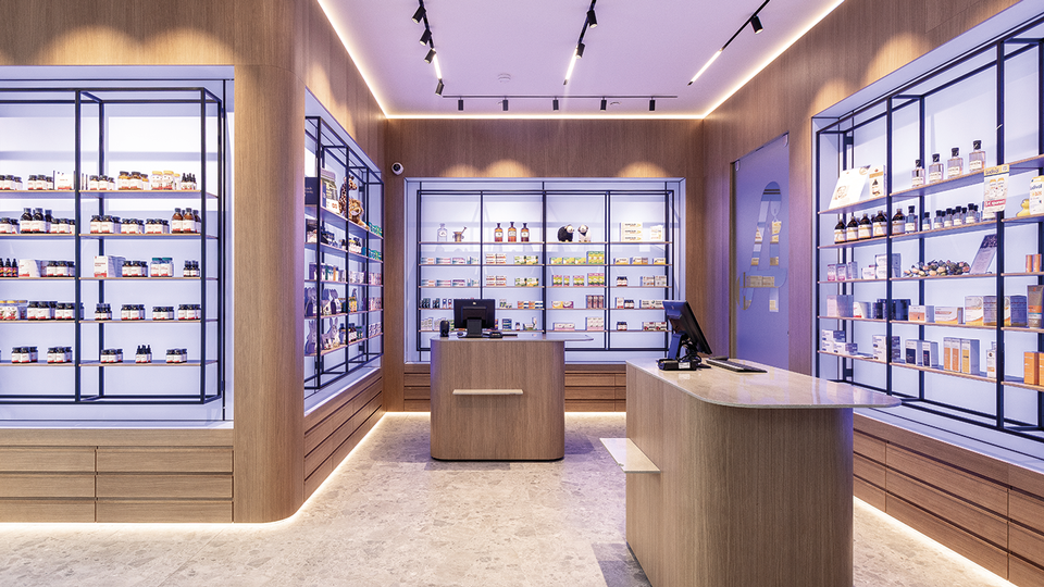 Centralapotheke in Linz: Die Innenarchitektur nimmt  Bezug auf die Bestandsmöbel im Altbau der Apotheke.  Die Rückwände der Möbel sind als LED-Screens ausgeführt  und können die Szenerie in allen Farben bestimmen.    © Stefan Wolfsteiner