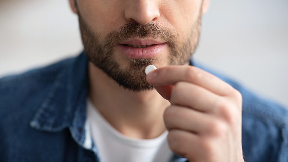 Jeder dritte Mann über 50 leidet an behandlungsbedürftigen  Prostatabeschwerden. Von Sägepalme über Tamsulosin bis Finasterid –  die Optionen sind vielfältig. Leitlinien geben hier eine Orientierung.  © iStock