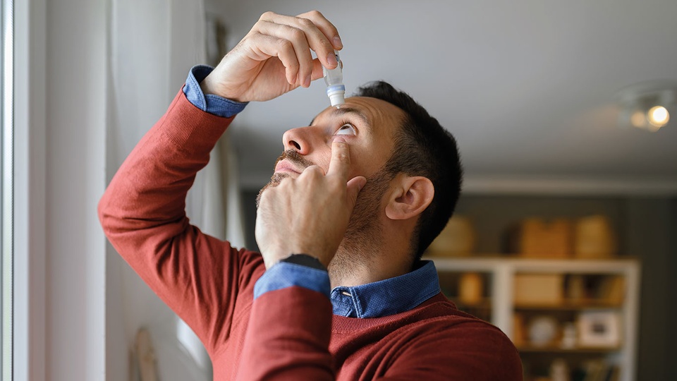 © iStock Hyaluronsäure zählt mit Abstand zu den am häufigsten eingesetzten Wirkstoffen in freiverkäuflichen Ophthalmika. Durch die wasserbindenden Eigenschaften trägt sie wesentlich zur Stabilisierung des Tränenfilms bei und unterstützt eine ausreichende Befeuchtung der Augenoberfläche. © iStock