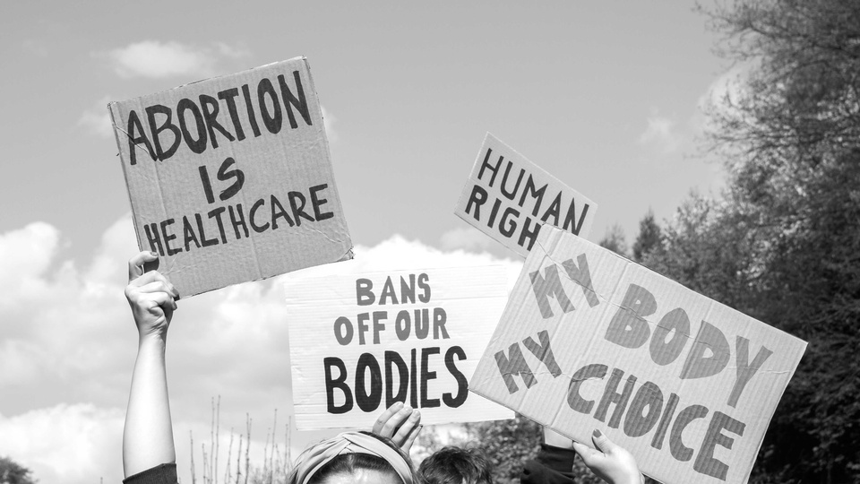 Demonstrierende mit Plakaten zum Recht auf Abtreibung. © Shutterstock