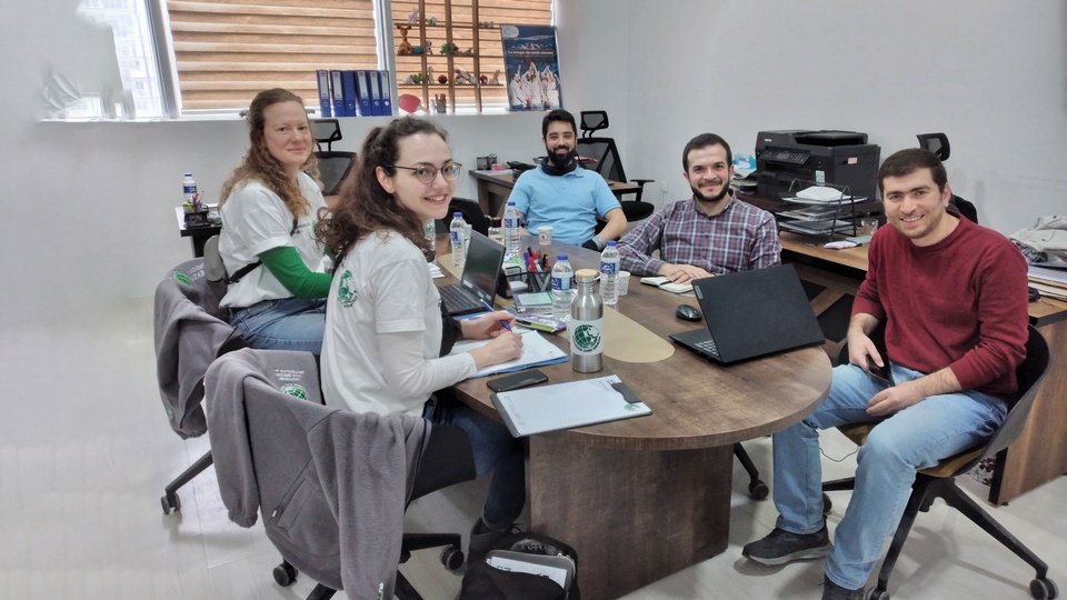 Meeting im Office von MAPS Türkei, von rechts nach links: Abdurrahman Alhafez, Procurement Koordinator für Syrien, Mohammad Hassan Idlebi, Geschäftsführer, Ahmad Allababidi, Vorstandsmitglied © beigestellt