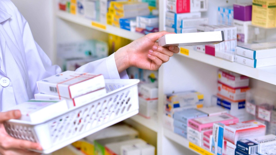 Medikamente in der Apotheke © Shutterstock