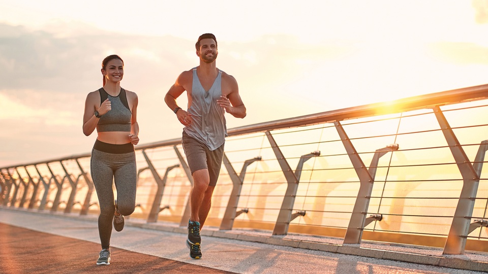 Da Sport die Fähigkeit des Körpers verbessert, Endorphine zu bilden, sollte er eine Schmerztherapie nach Möglichkeit ergänzen. © Shutterstock