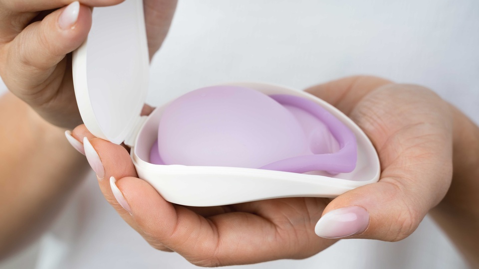 Das Diaphragma ist eine nicht-hormonelle Alternative zur Verhütung. Es zählt – ebenso wie das Kondom und das Femidom – zu den Barrieremethoden. © Shutterstock